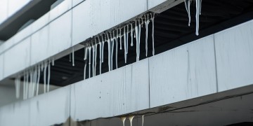 楼房漏雨应找物业吗？